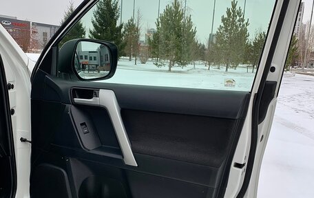 Toyota Land Cruiser Prado 150 рестайлинг 2, 2019 год, 4 870 000 рублей, 31 фотография