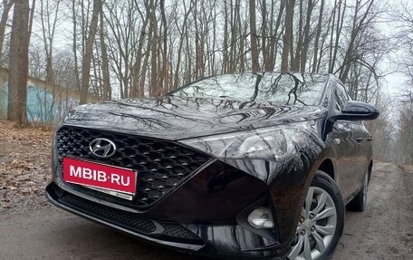 Hyundai Solaris II рестайлинг, 2021 год, 900 000 рублей, 1 фотография