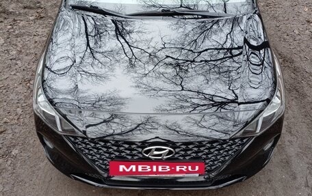 Hyundai Solaris II рестайлинг, 2021 год, 900 000 рублей, 2 фотография