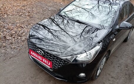 Hyundai Solaris II рестайлинг, 2021 год, 900 000 рублей, 5 фотография