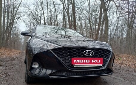 Hyundai Solaris II рестайлинг, 2021 год, 900 000 рублей, 21 фотография