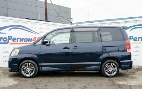 Toyota Noah III, 2004 год, 743 000 рублей, 2 фотография