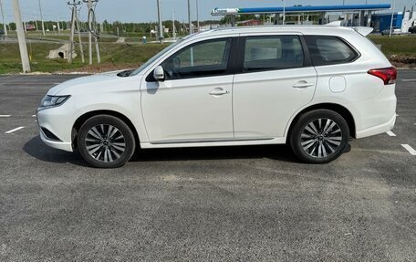 Mitsubishi Outlander III рестайлинг 3, 2022 год, 2 269 000 рублей, 3 фотография