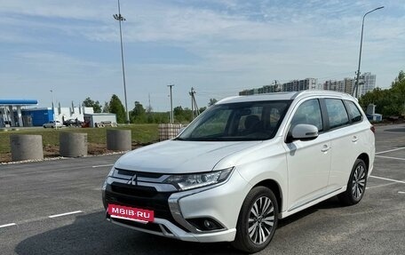Mitsubishi Outlander III рестайлинг 3, 2022 год, 2 269 000 рублей, 2 фотография