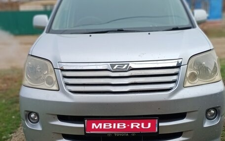 Toyota Noah III, 2002 год, 820 000 рублей, 1 фотография