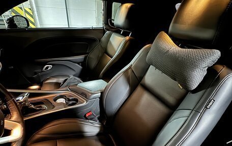 Dodge Challenger III рестайлинг 2, 2016 год, 3 450 000 рублей, 6 фотография