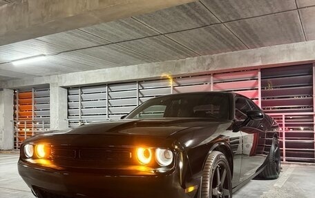 Dodge Challenger III рестайлинг 2, 2016 год, 3 450 000 рублей, 2 фотография