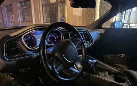 Dodge Challenger III рестайлинг 2, 2016 год, 3 450 000 рублей, 13 фотография