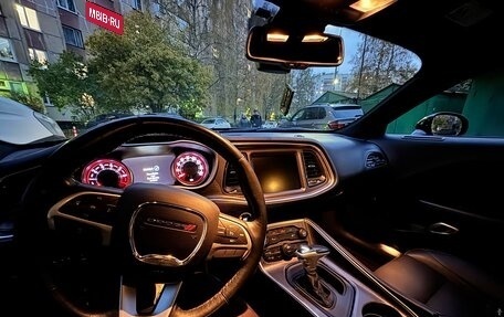 Dodge Challenger III рестайлинг 2, 2016 год, 3 450 000 рублей, 27 фотография