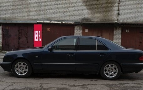 Mercedes-Benz E-Класс, 1998 год, 450 000 рублей, 2 фотография