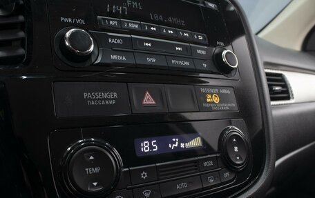 Mitsubishi Outlander III рестайлинг 3, 2016 год, 1 890 000 рублей, 14 фотография