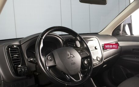 Mitsubishi Outlander III рестайлинг 3, 2016 год, 1 890 000 рублей, 12 фотография