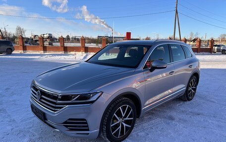 Volkswagen Touareg III, 2019 год, 4 720 000 рублей, 2 фотография