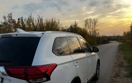 Mitsubishi Outlander III рестайлинг 3, 2018 год, 1 890 000 рублей, 7 фотография