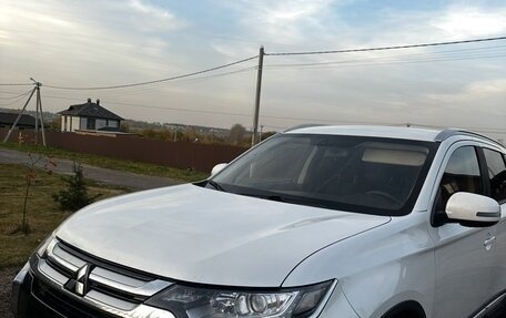 Mitsubishi Outlander III рестайлинг 3, 2018 год, 1 890 000 рублей, 2 фотография