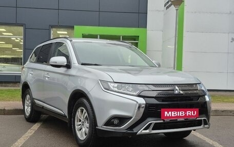 Mitsubishi Outlander III рестайлинг 3, 2022 год, 2 500 000 рублей, 3 фотография