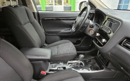 Mitsubishi Outlander III рестайлинг 3, 2022 год, 2 500 000 рублей, 9 фотография