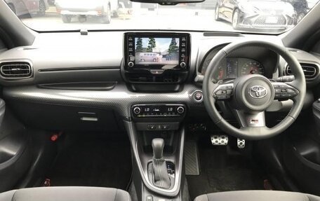 Toyota Yaris, 2021 год, 1 420 000 рублей, 9 фотография