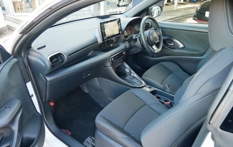 Toyota Yaris, 2021 год, 1 420 000 рублей, 3 фотография