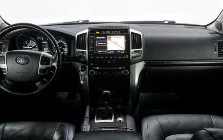 Toyota Land Cruiser 200, 2015 год, 4 999 000 рублей, 21 фотография