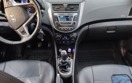 Hyundai Solaris II рестайлинг, 2015 год, 920 000 рублей, 16 фотография