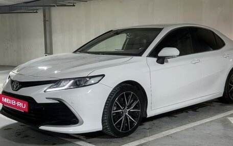 Toyota Camry, 2022 год, 3 600 000 рублей, 5 фотография