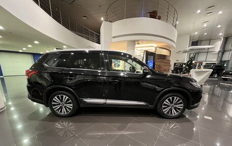 Mitsubishi Outlander III рестайлинг 3, 2021 год, 2 652 000 рублей, 5 фотография