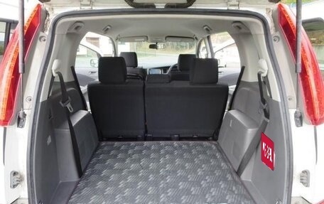 Toyota ISis I, 2010 год, 1 230 000 рублей, 7 фотография