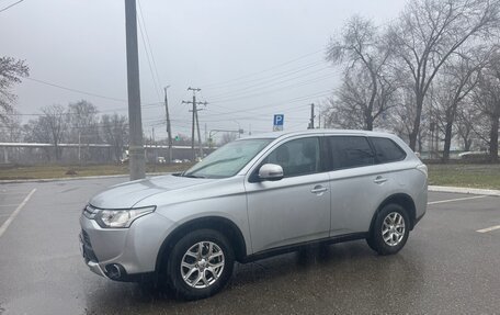 Mitsubishi Outlander III рестайлинг 3, 2014 год, 1 415 000 рублей, 2 фотография