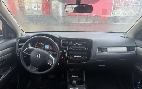 Mitsubishi Outlander III рестайлинг 3, 2014 год, 1 415 000 рублей, 6 фотография
