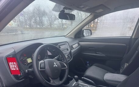 Mitsubishi Outlander III рестайлинг 3, 2014 год, 1 415 000 рублей, 8 фотография