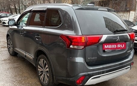 Mitsubishi Outlander III рестайлинг 3, 2019 год, 2 550 000 рублей, 3 фотография