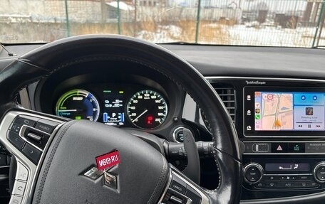 Mitsubishi Outlander III рестайлинг 3, 2014 год, 2 600 000 рублей, 17 фотография