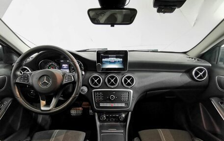 Mercedes-Benz A-Класс, 2017 год, 1 345 000 рублей, 10 фотография