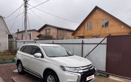Mitsubishi Outlander III рестайлинг 3, 2018 год, 2 000 000 рублей, 3 фотография