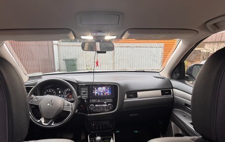 Mitsubishi Outlander III рестайлинг 3, 2018 год, 2 000 000 рублей, 8 фотография