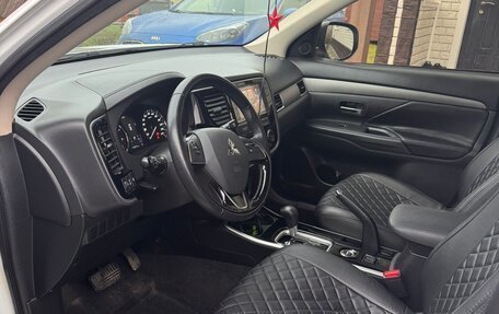 Mitsubishi Outlander III рестайлинг 3, 2018 год, 2 000 000 рублей, 9 фотография