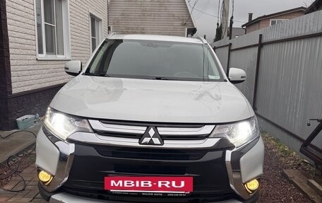 Mitsubishi Outlander III рестайлинг 3, 2018 год, 2 000 000 рублей, 5 фотография