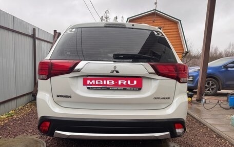 Mitsubishi Outlander III рестайлинг 3, 2018 год, 2 000 000 рублей, 2 фотография