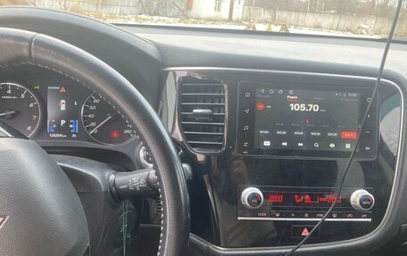 Mitsubishi Outlander III рестайлинг 3, 2021 год, 2 400 000 рублей, 6 фотография