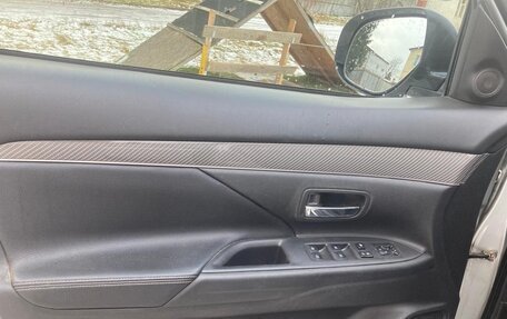 Mitsubishi Outlander III рестайлинг 3, 2021 год, 2 400 000 рублей, 7 фотография