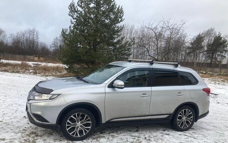 Mitsubishi Outlander III рестайлинг 3, 2021 год, 2 400 000 рублей, 2 фотография