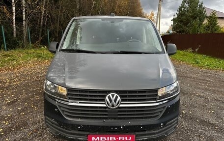 Volkswagen Caravelle T6 рестайлинг, 2020 год, 2 750 000 рублей, 1 фотография