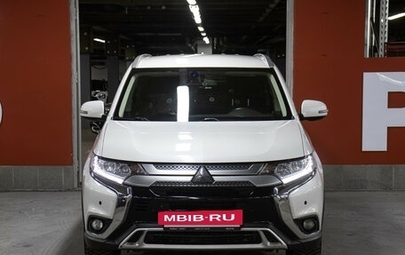 Mitsubishi Outlander III рестайлинг 3, 2019 год, 1 898 000 рублей, 2 фотография