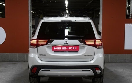 Mitsubishi Outlander III рестайлинг 3, 2019 год, 1 898 000 рублей, 6 фотография