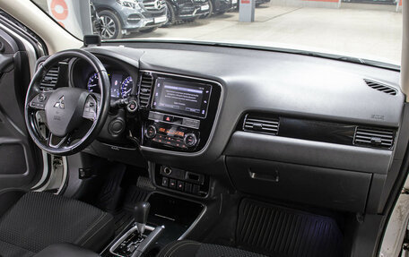 Mitsubishi Outlander III рестайлинг 3, 2019 год, 1 898 000 рублей, 11 фотография