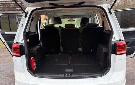 Volkswagen Touran III, 2020 год, 2 500 000 рублей, 13 фотография