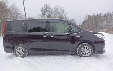 Toyota Noah III, 2017 год, 2 050 000 рублей, 7 фотография