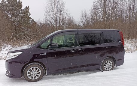Toyota Noah III, 2017 год, 2 050 000 рублей, 3 фотография