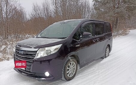 Toyota Noah III, 2017 год, 2 050 000 рублей, 2 фотография